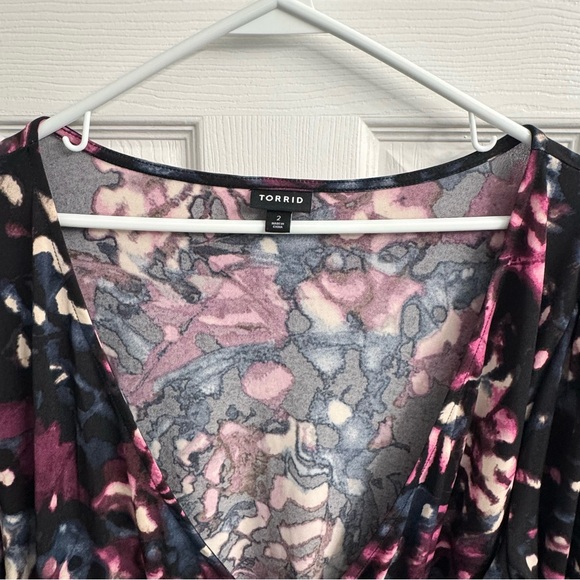 Torrid Women's Studio Knit Surplice Wrap Long Sleeve Top in Black Print - Size 2 - Picture 3 of 9